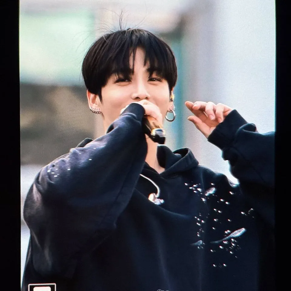 Foto aktivitas terbaru Jungkook (BTS)