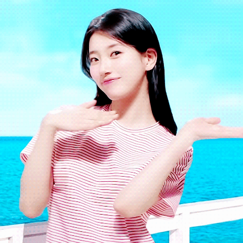 A moment captured by Suzy's fan