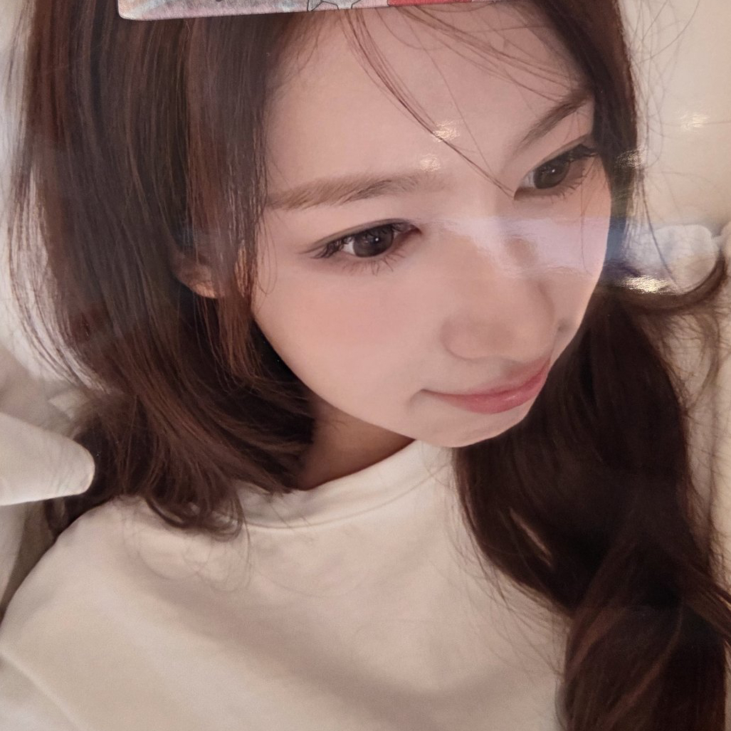 Foto aktivitas terbaru Sana (TWICE)