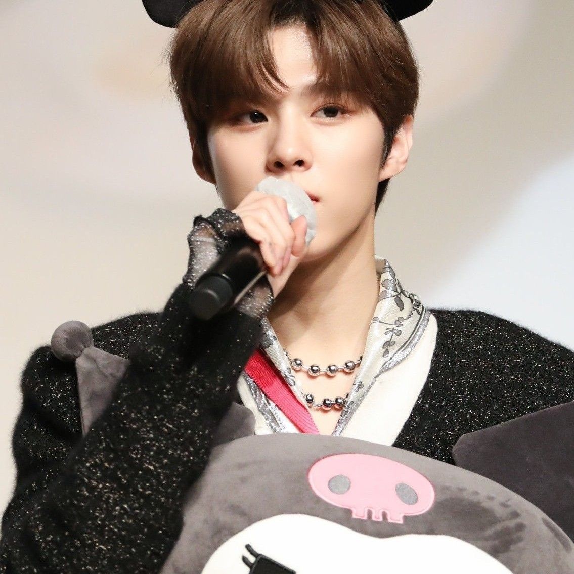 Behind-the-scenes cut of Kim Wooseok