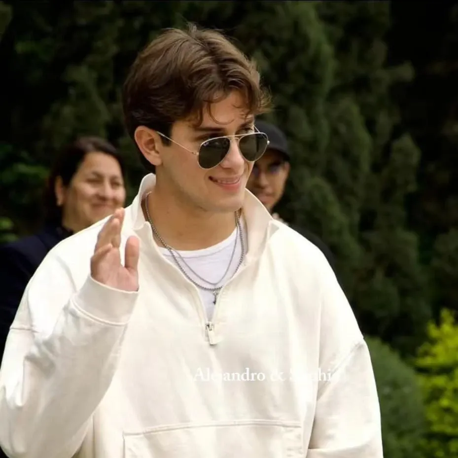 Behind-the-scenes cut of Alejandro (SANTOS BRAVOS)