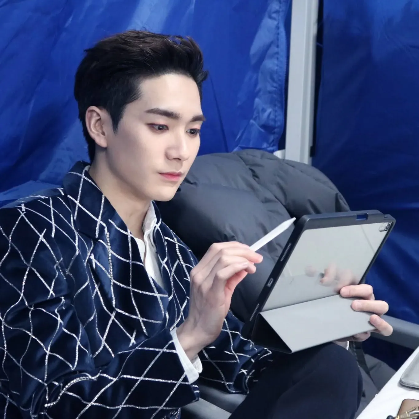 Behind-the-scenes cut of Aron