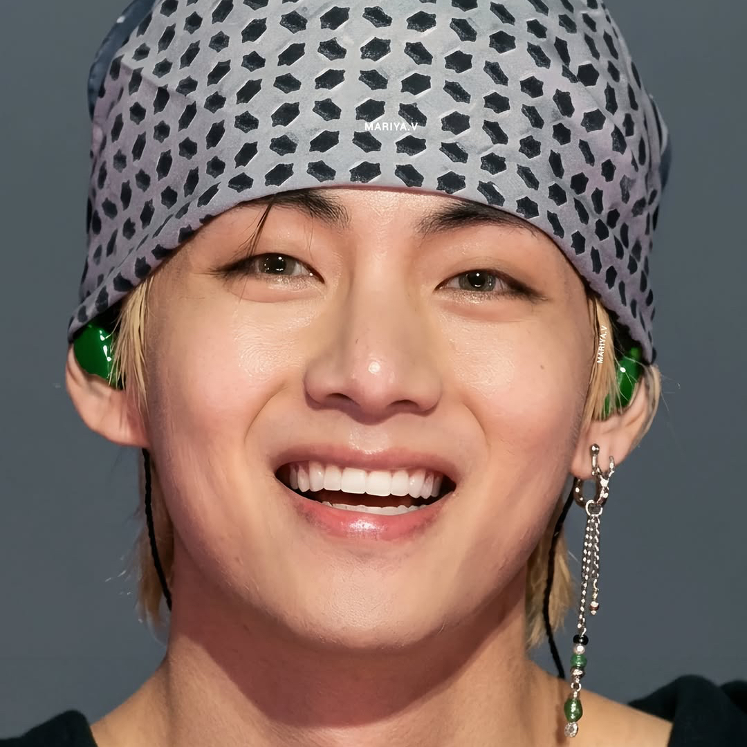 뷔 (방탄소년단)의 최신 사진