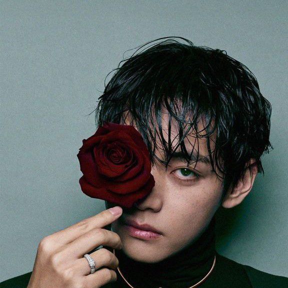 뷔 (방탄소년단) 최근 활동샷