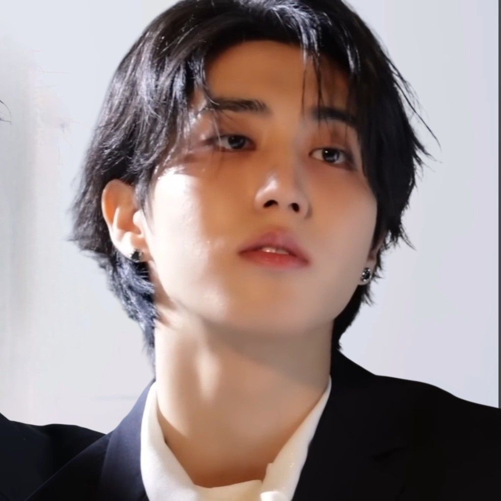 Behind-the-scenes cut of HAN (Stray Kids)