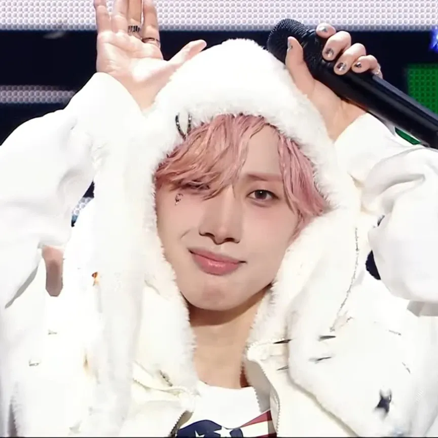 Behind-the-scenes cut of Hui (PENTAGON)