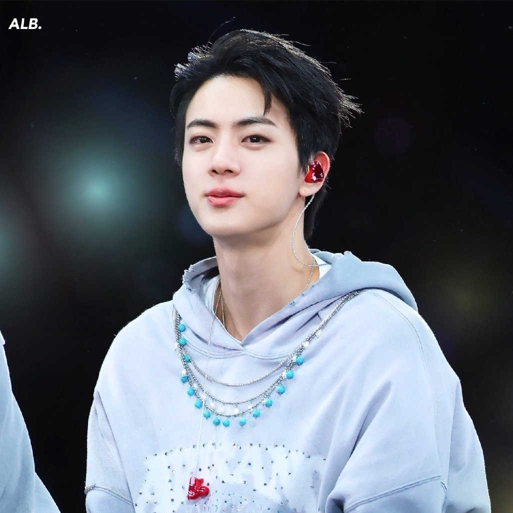 Foto aktivitas terbaru Jin (BTS)