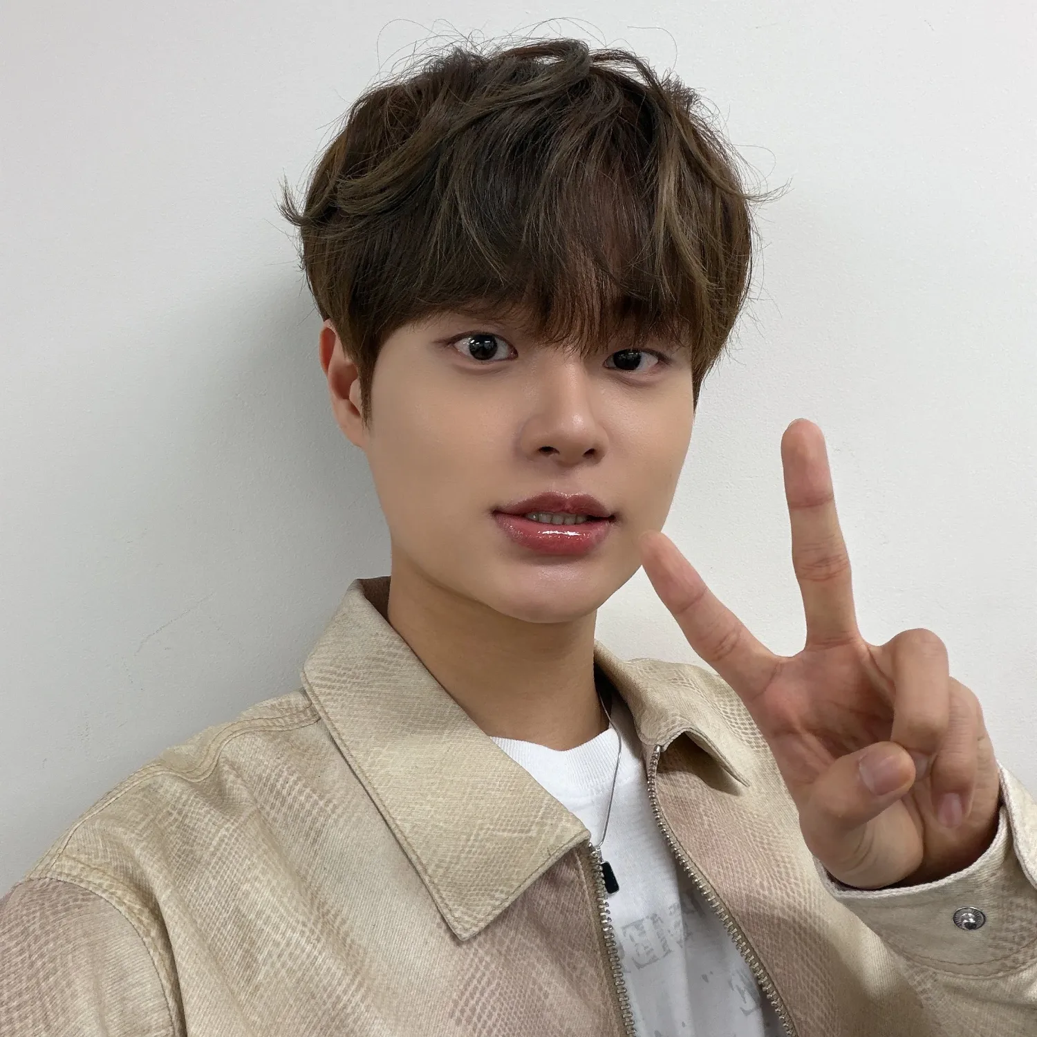 A moment captured by Lee Daehwi (AB6IX)'s fan