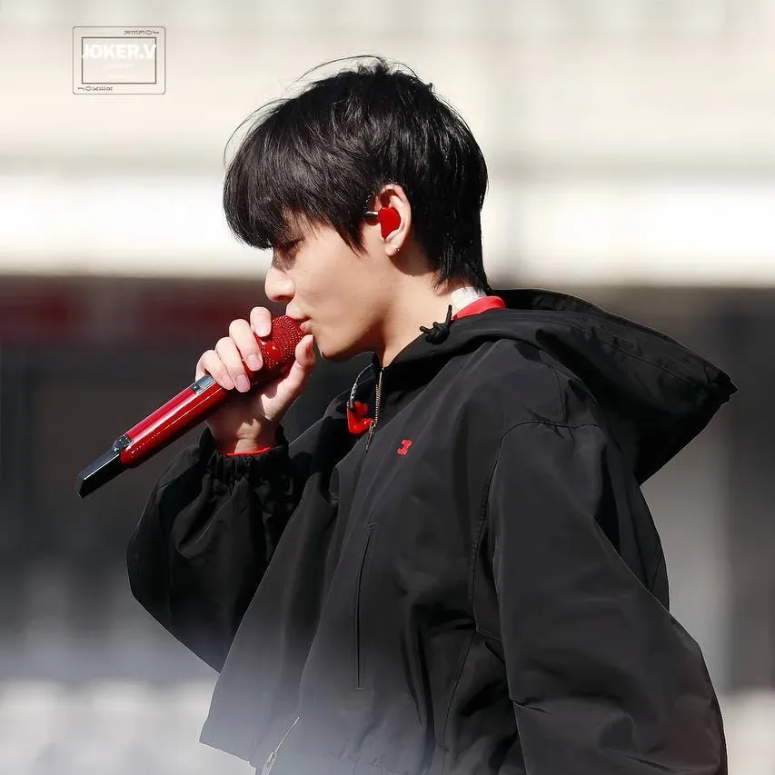 Behind-the-scenes cut of V (BTS)