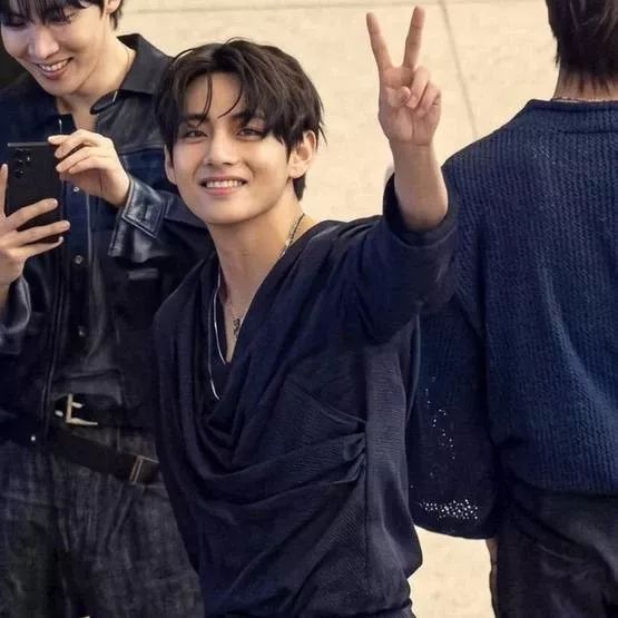 Foto aktivitas terbaru V (BTS)