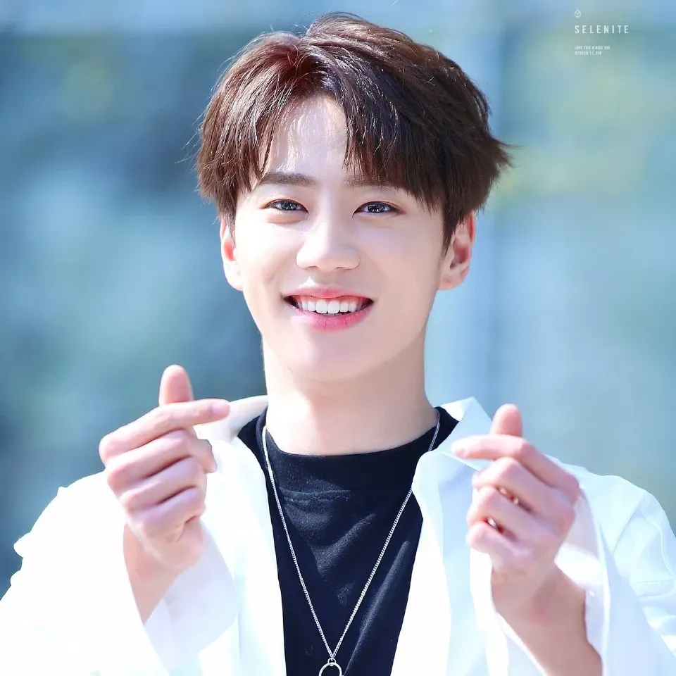 Behind-the-scenes cut of Lee Junyoung