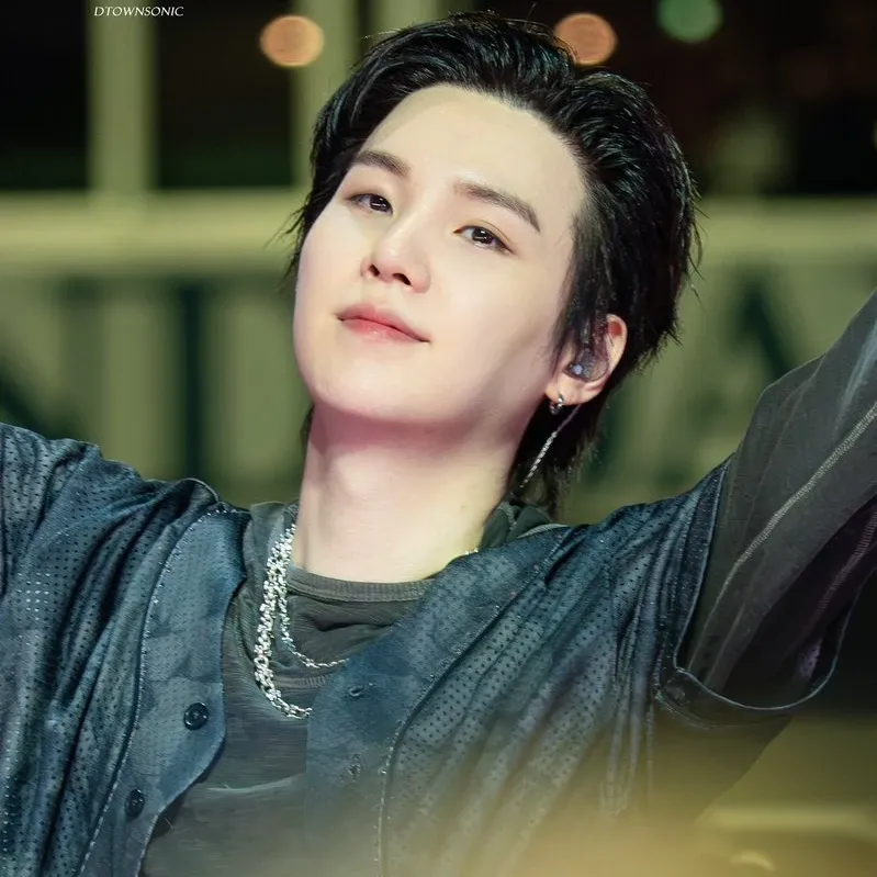 Foto aktivitas terbaru SUGA (BTS)