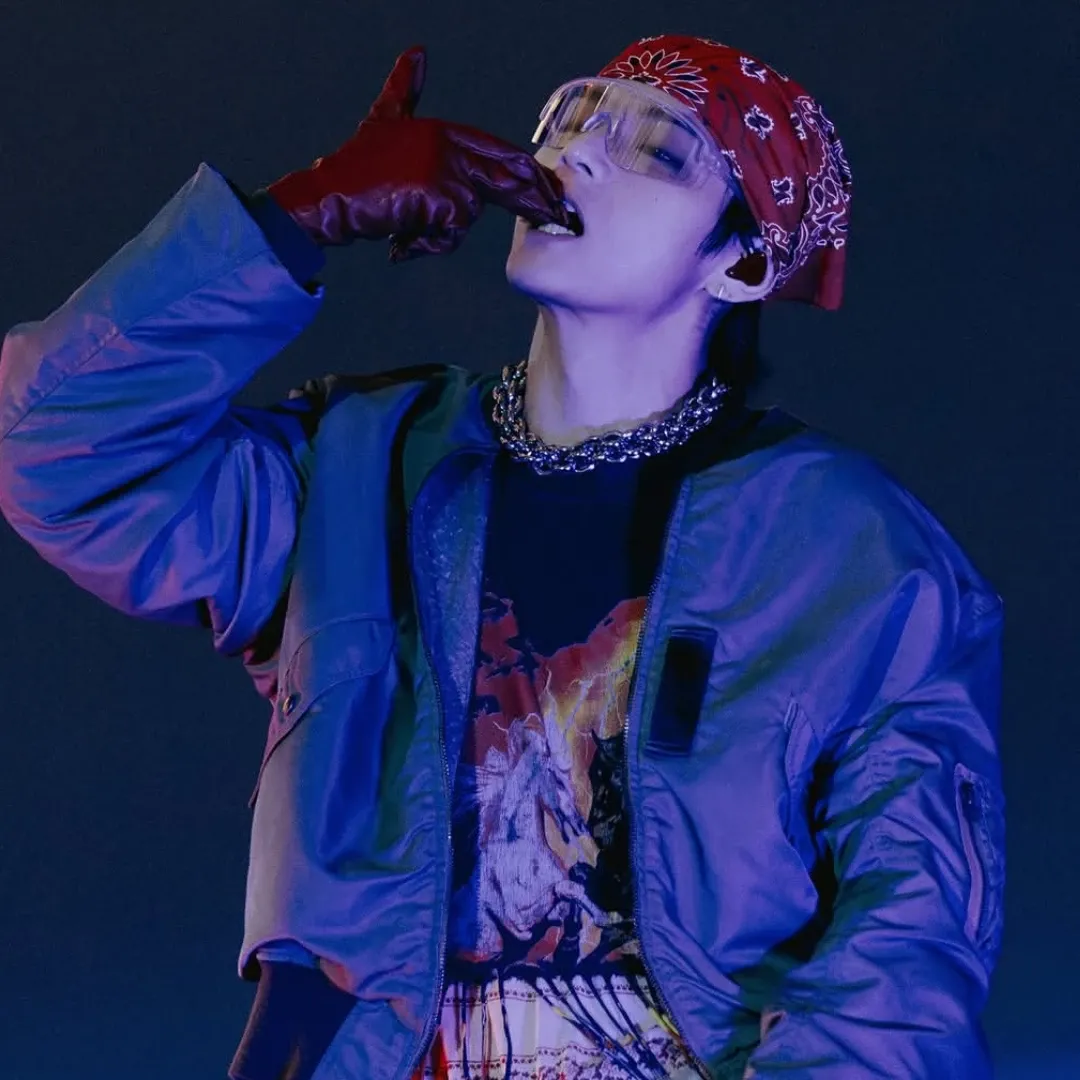 Behind-the-scenes cut of V (BTS)