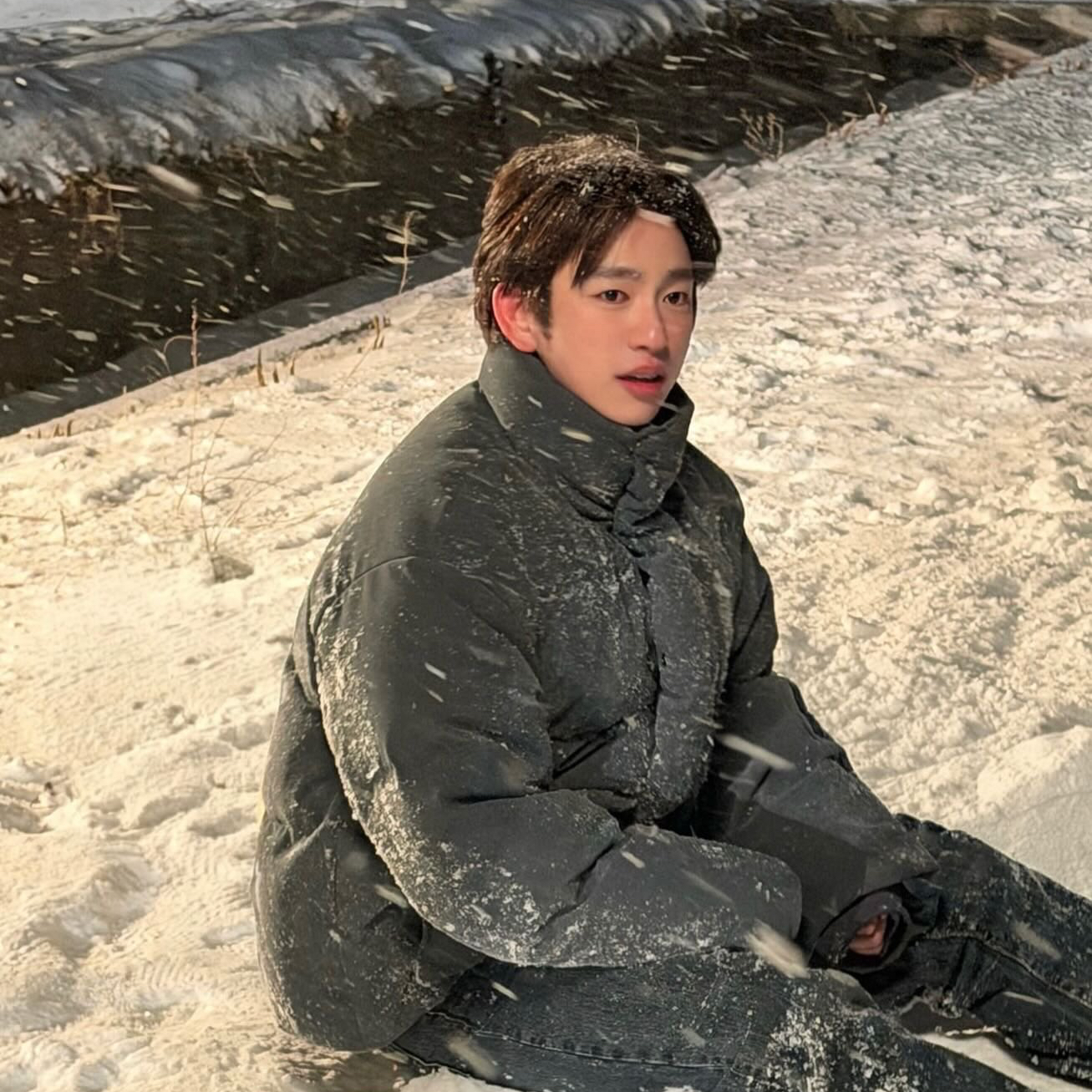 Behind-the-scenes cut of Jinyoung (GOT7)