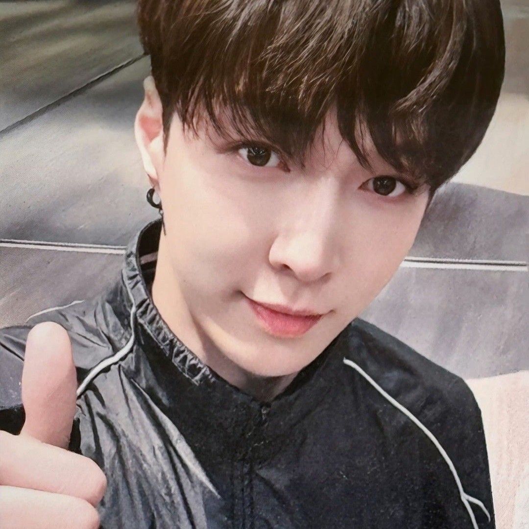 Behind-the-scenes cut of Lay (EXO)