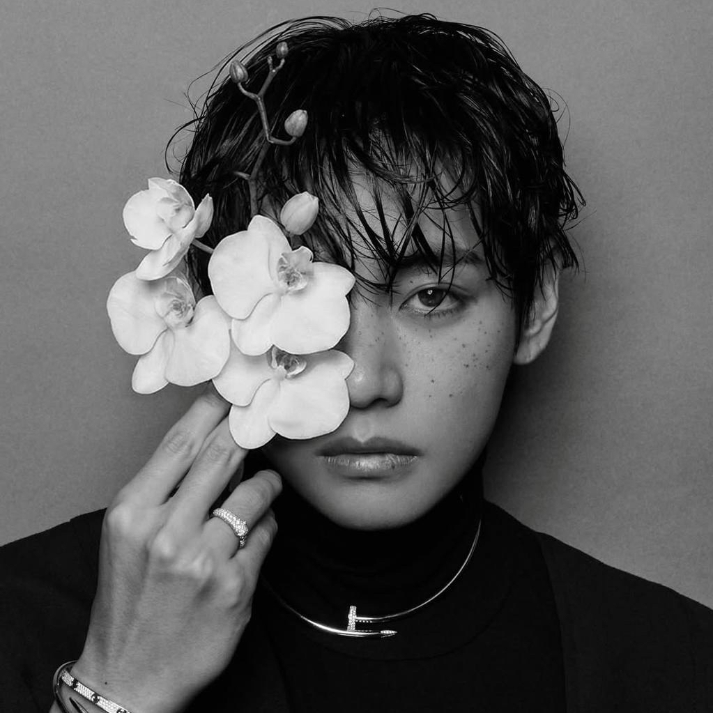 뷔 (방탄소년단)의 최신 사진