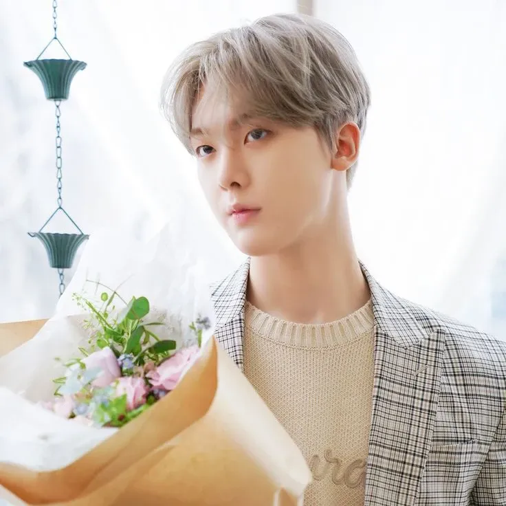 尹产贺 (ASTRO)的最新活动照片