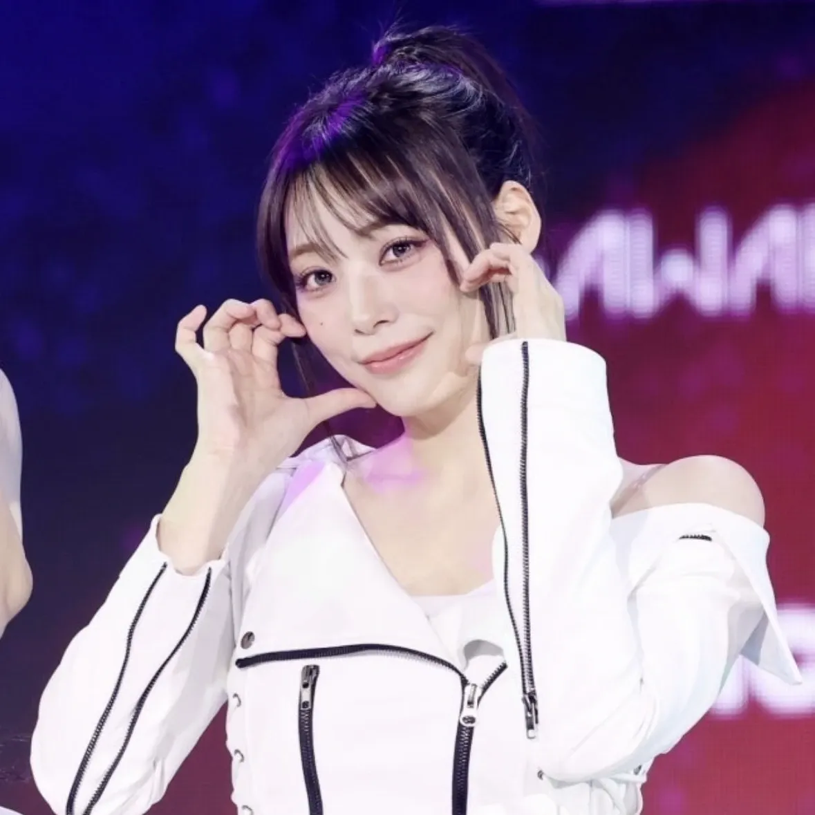 始燕 (QWER)的幕後花絮