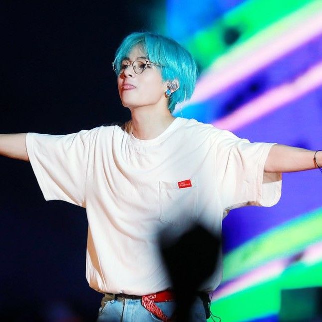 뷔 (방탄소년단) 최근 활동샷