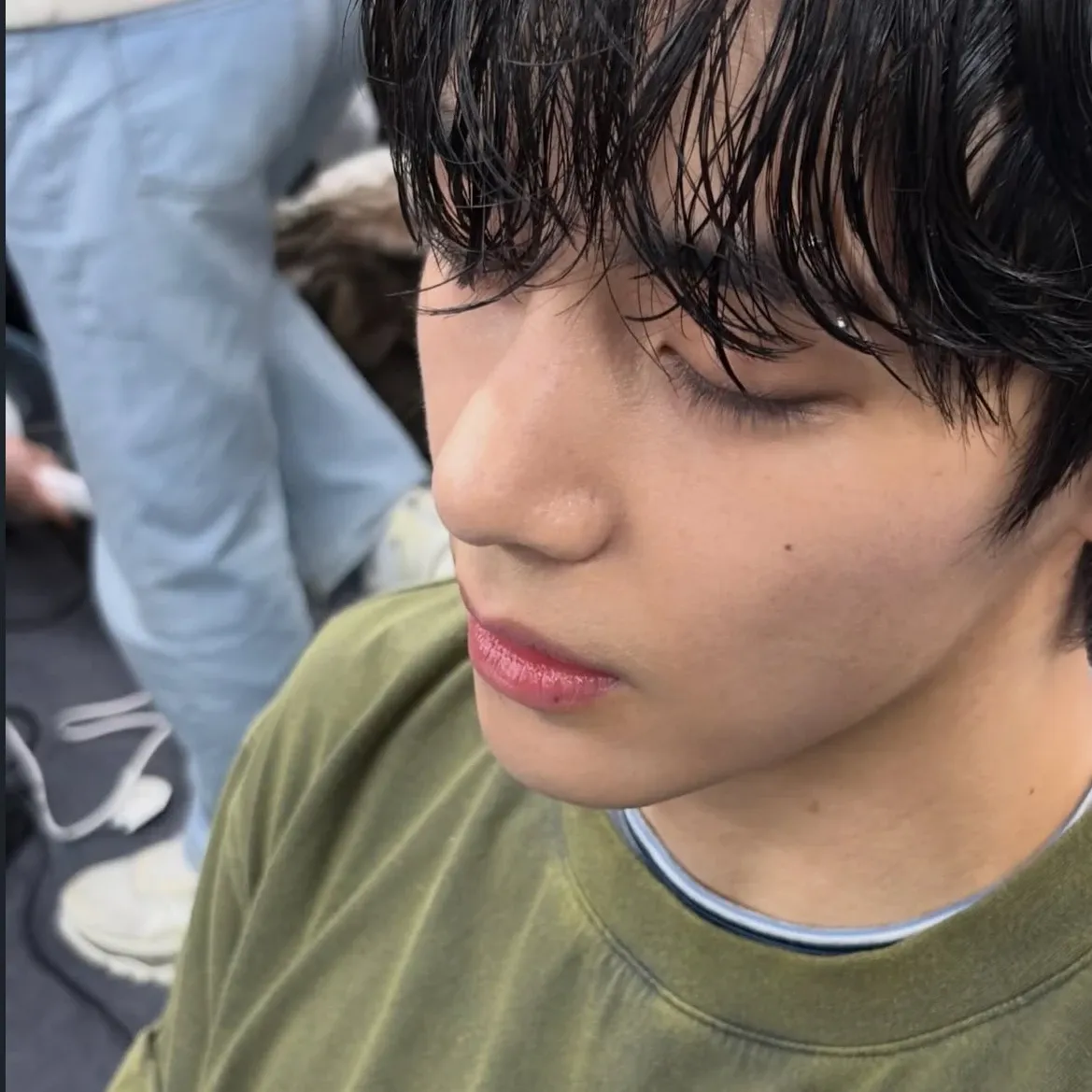 Behind-the-scenes cut of V (BTS)