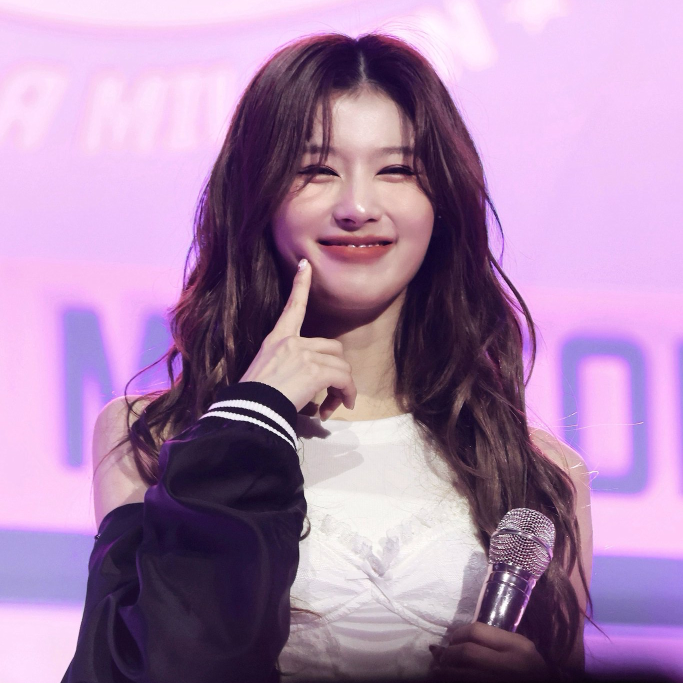 Foto aktivitas terbaru Sana (TWICE)