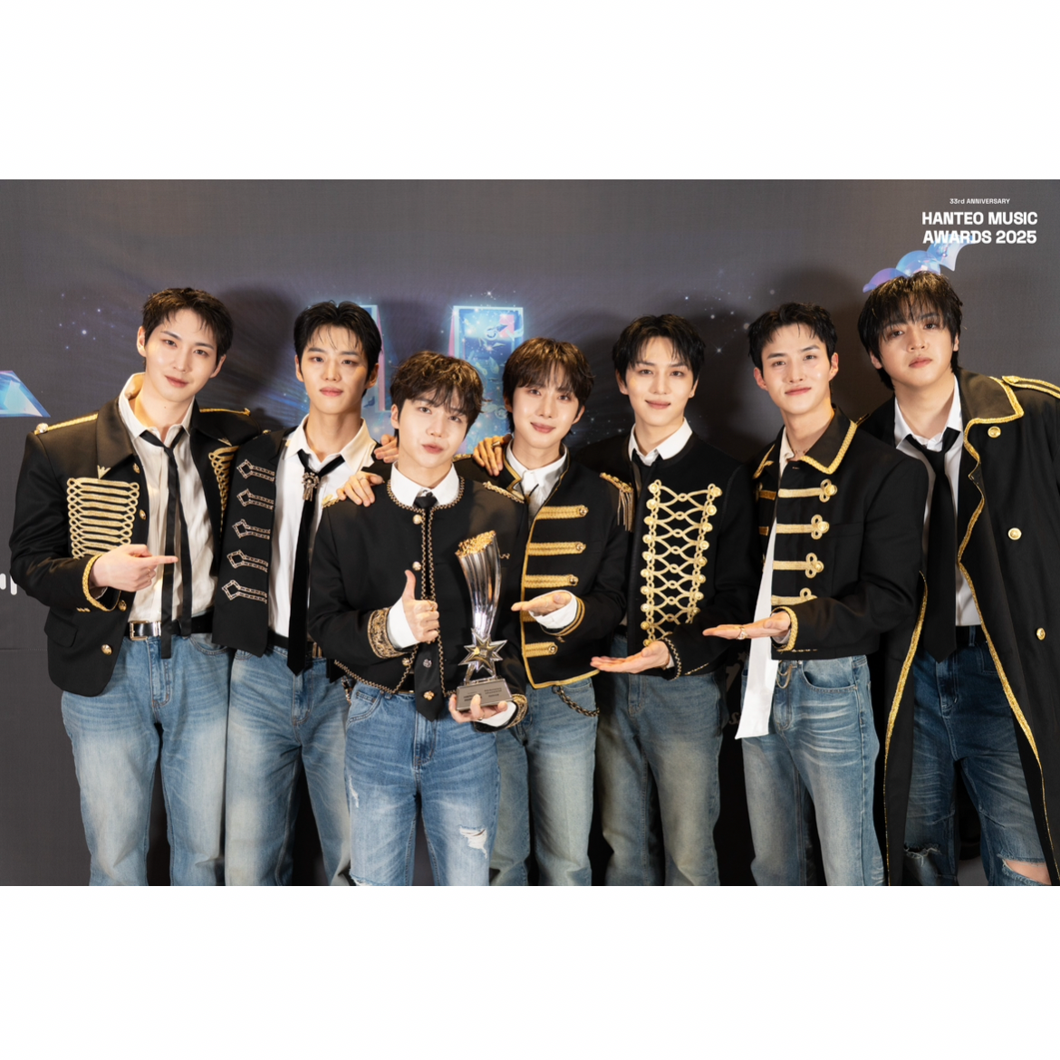 A moment captured by PENTAGON's fan