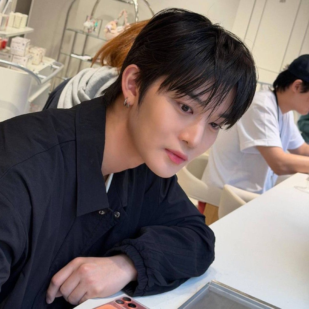 Foto aktivitas terbaru Bae Jinyoung