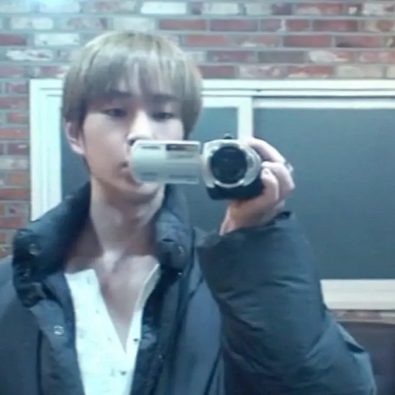 A moment captured by Onew (SHINee)'s fan
