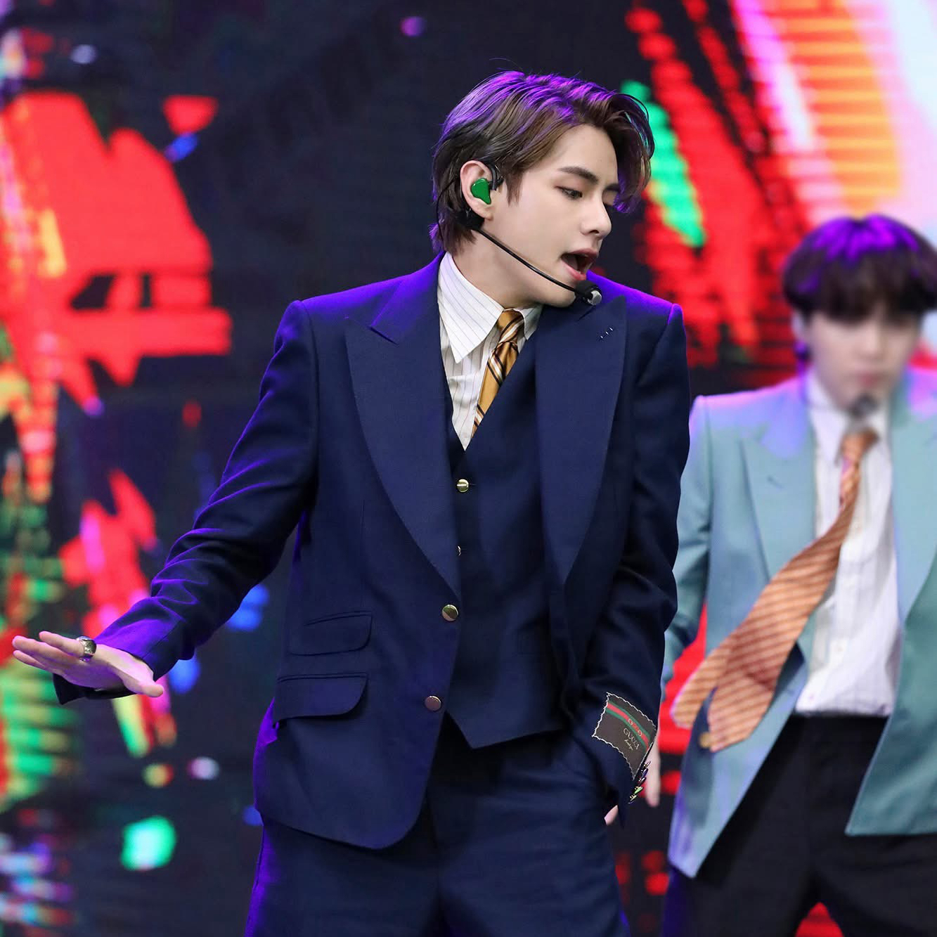 Behind-the-scenes cut of V (BTS)