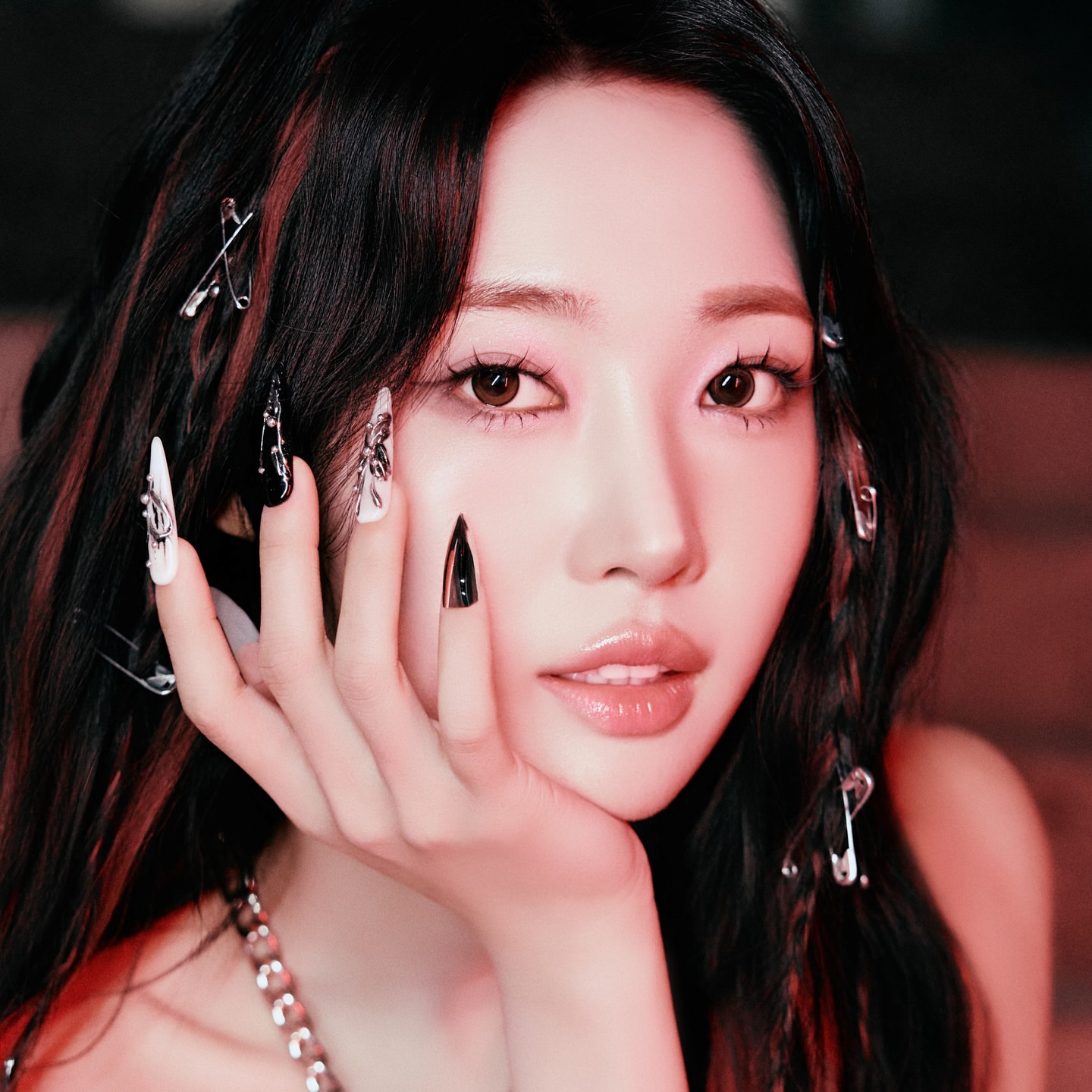 Recent activity shot of Sihyeon (EVERGLOW)