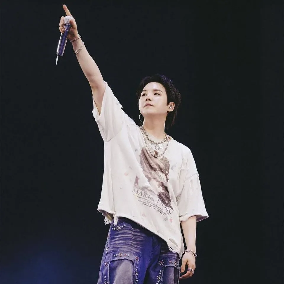 Foto aktivitas terbaru SUGA (BTS)