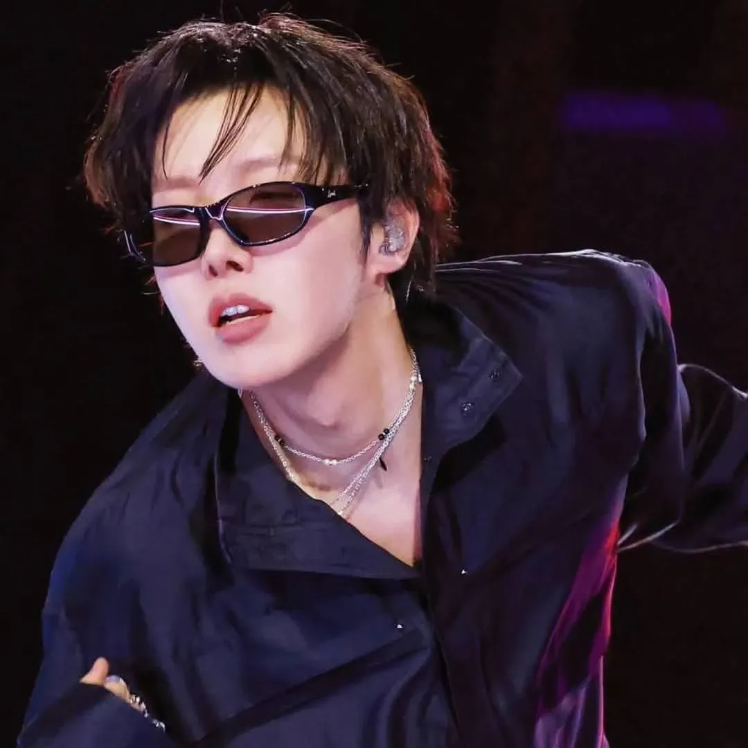 Foto aktivitas terbaru j-hope (BTS)