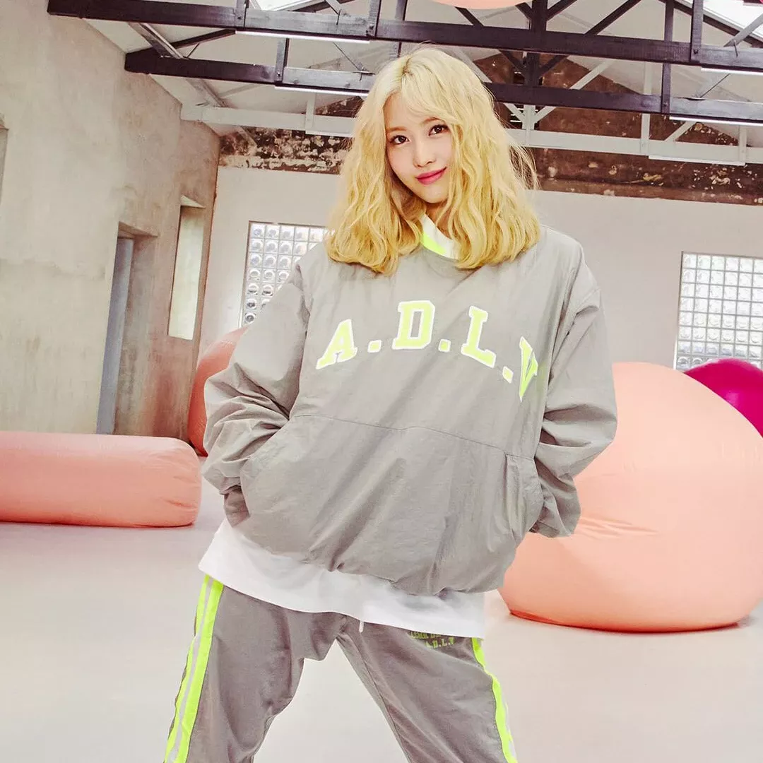 모모 (TWICE) 최근 활동샷