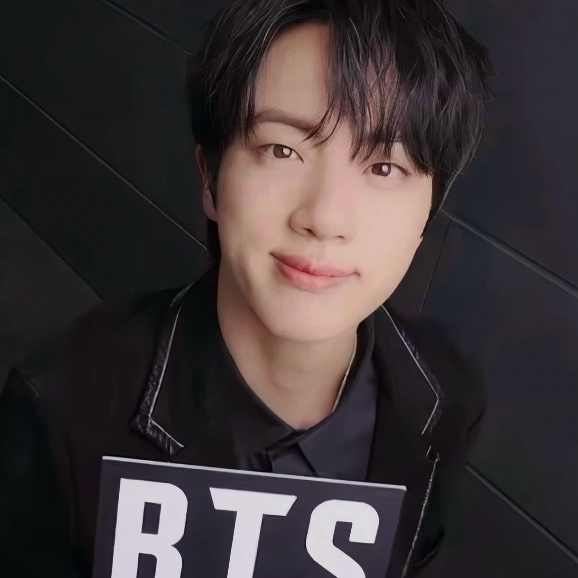 Foto aktivitas terbaru Jin (BTS)