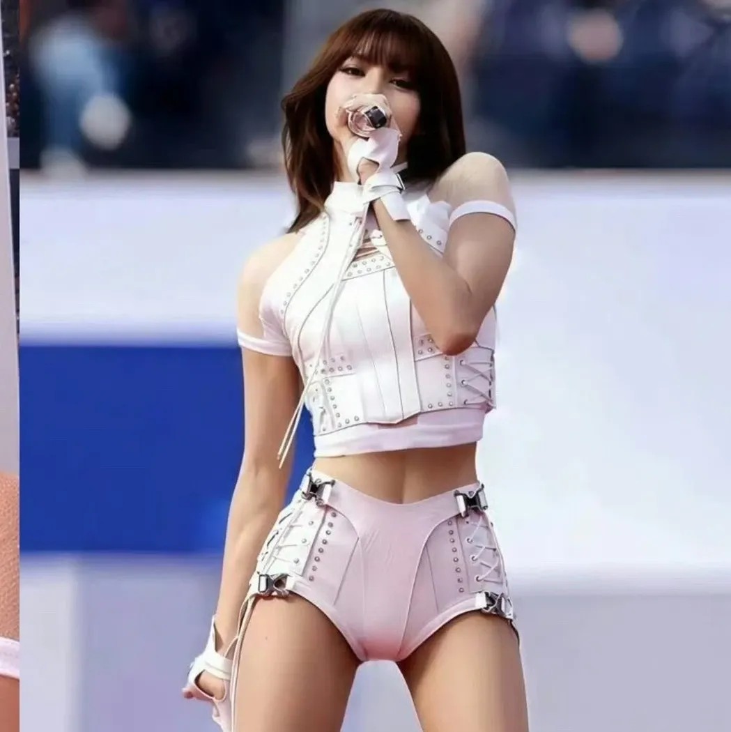 Momen yang diabadikan oleh penggemar Lisa (BLACKPINK)