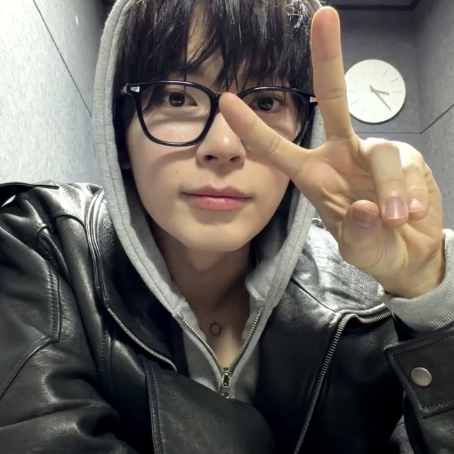 Latest photo of Sung Hanbin (ZEROBASEONE)