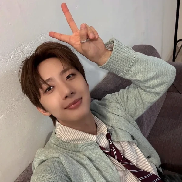 Signature photo of Hui (PENTAGON) capturing their charm