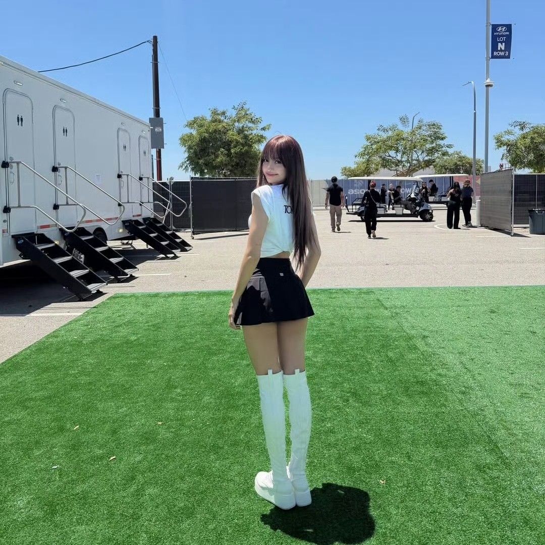 Foto aktivitas terbaru Lisa (BLACKPINK)