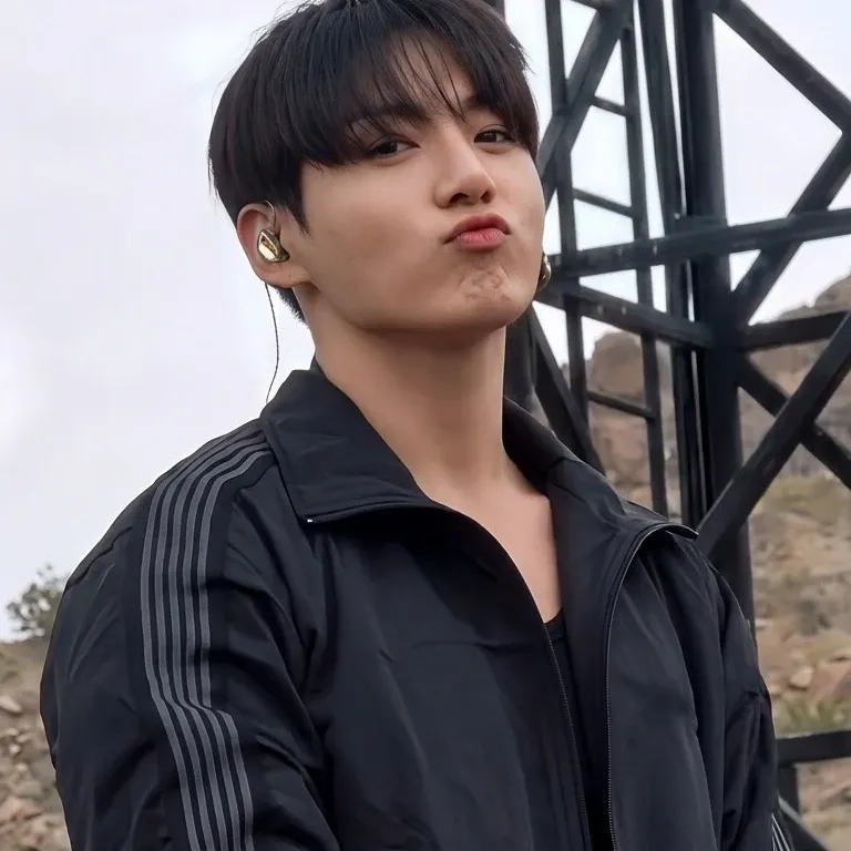 Foto aktivitas terbaru Jungkook (BTS)