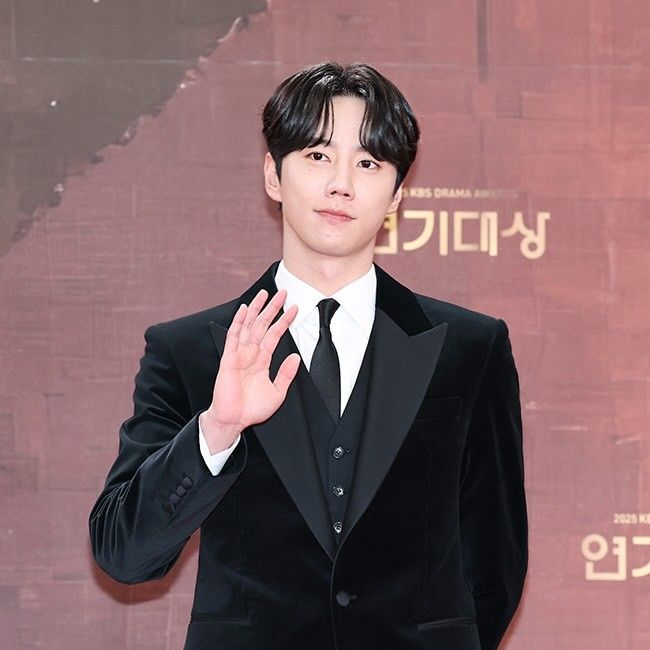 Behind-the-scenes cut of Lee Junyoung