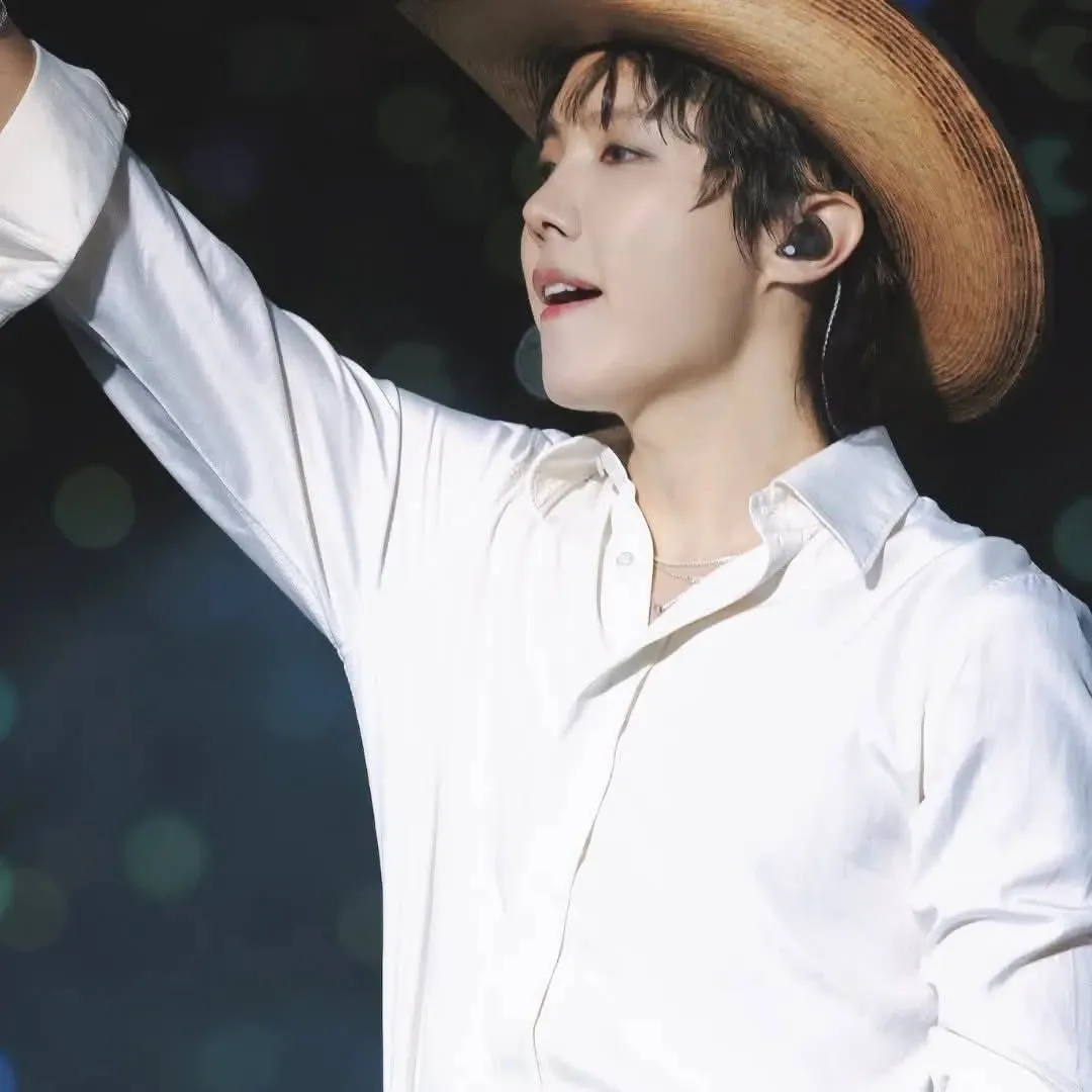Foto terbaru j-hope (BTS)