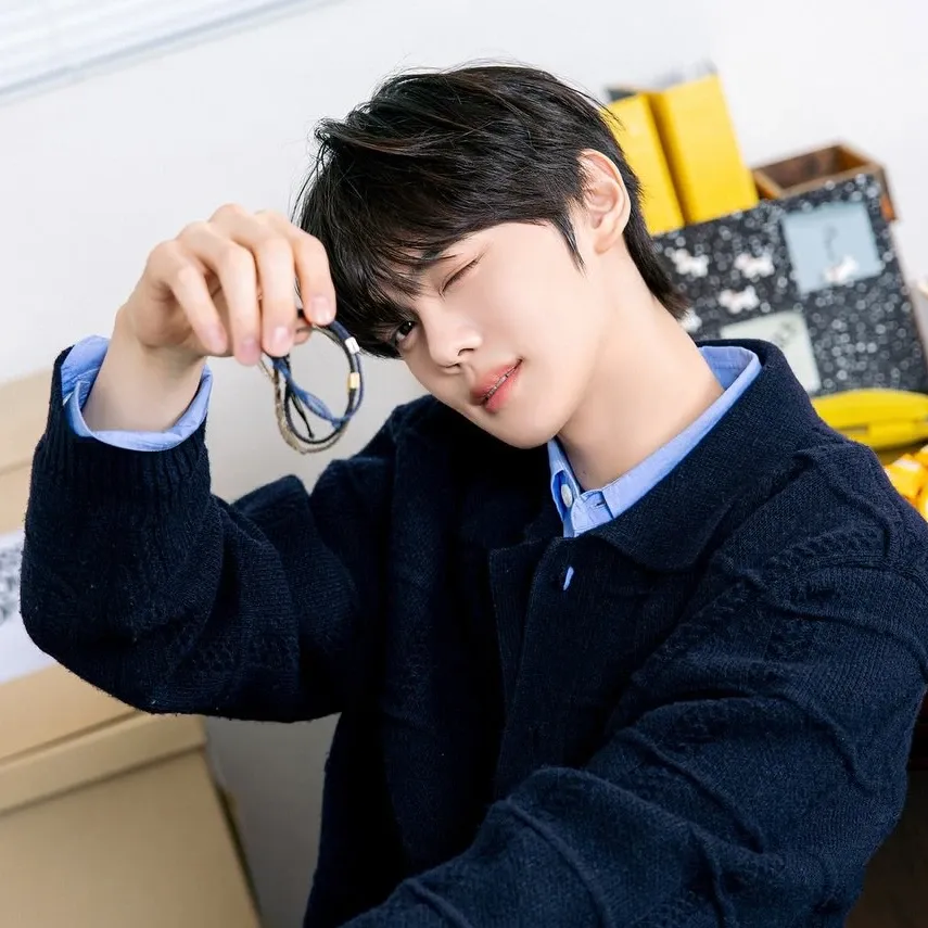 Behind-the-scenes cut of Kim Gyuvin