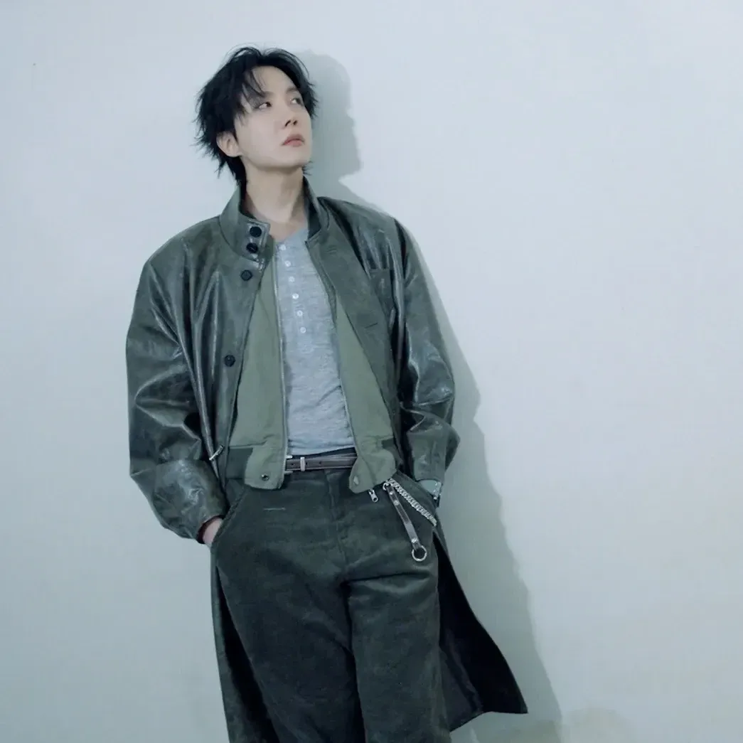 Foto aktivitas terbaru j-hope (BTS)