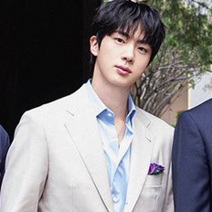 Momen yang diabadikan oleh penggemar Jin (BTS)