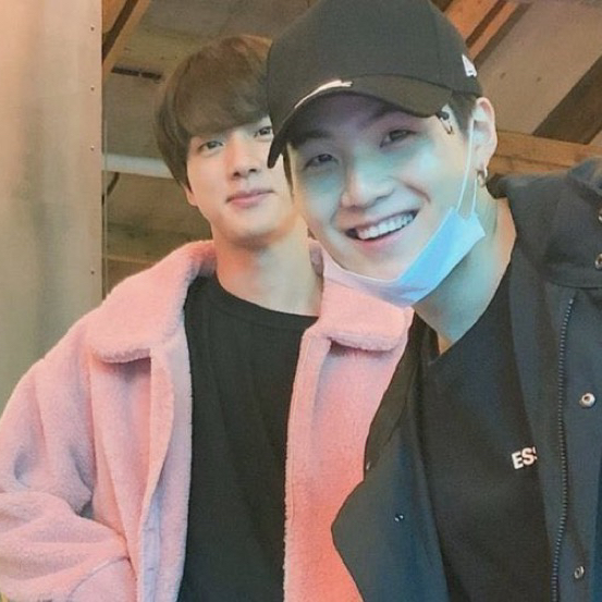 Foto aktivitas terbaru SUGA (BTS)