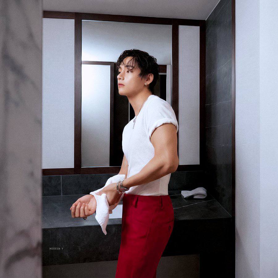 뷔 (방탄소년단)의 최신 사진