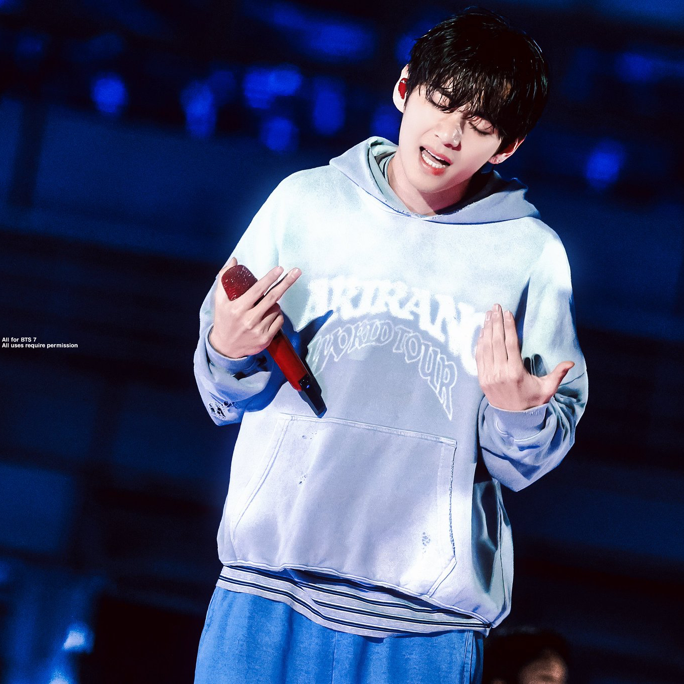 뷔 (방탄소년단)의 최신 사진