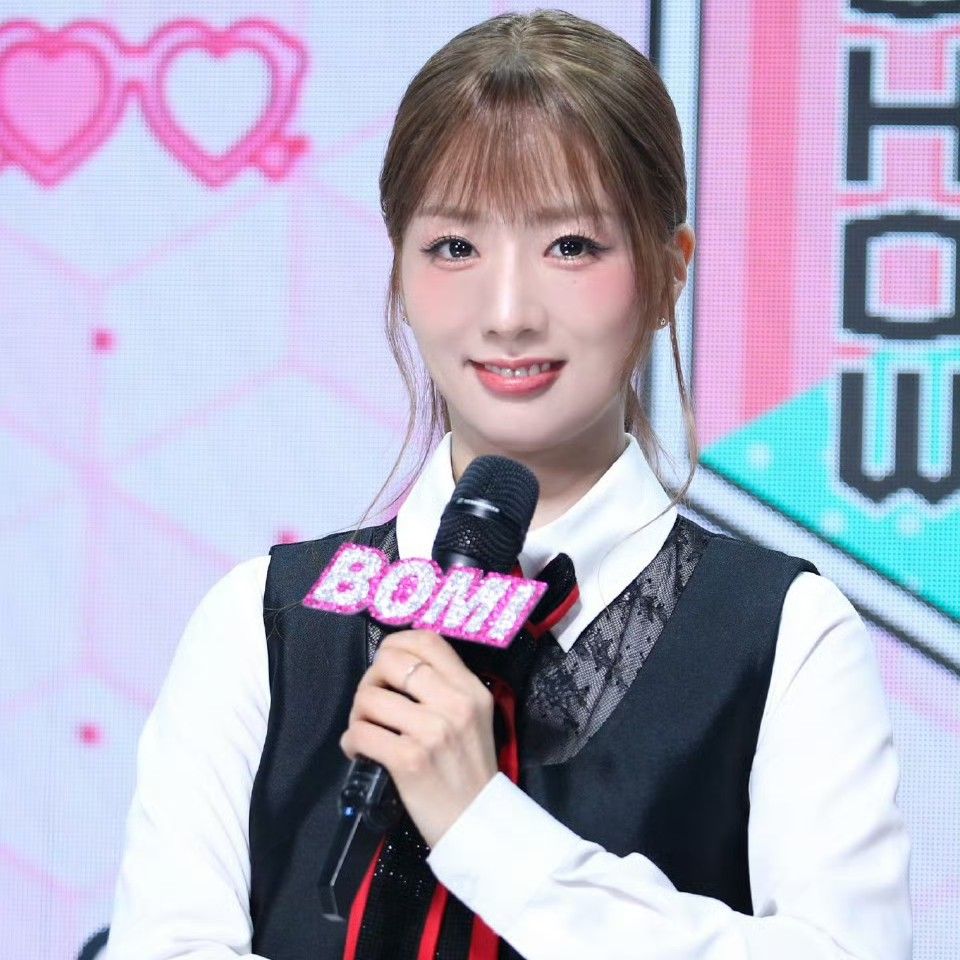 Recent activity shot of Yoon Bomi (Apink)