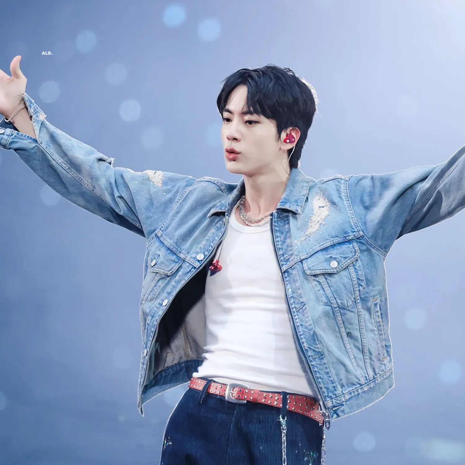 Foto aktivitas terbaru Jin (BTS)