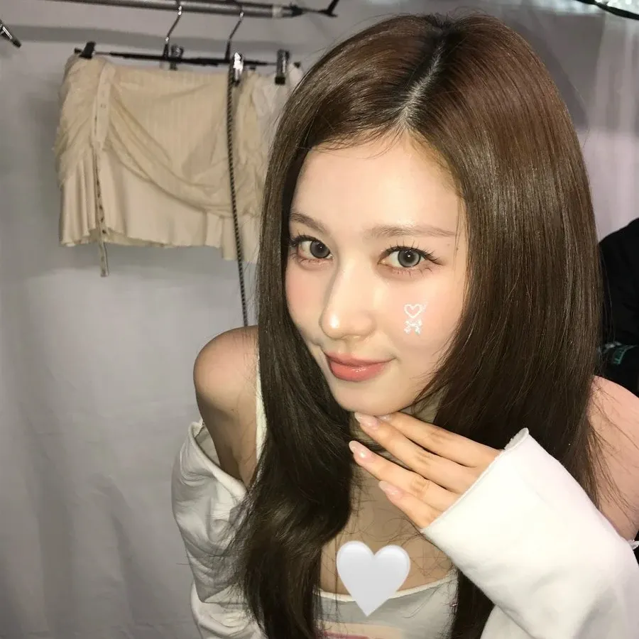 Potret di balik layar Sana (TWICE)
